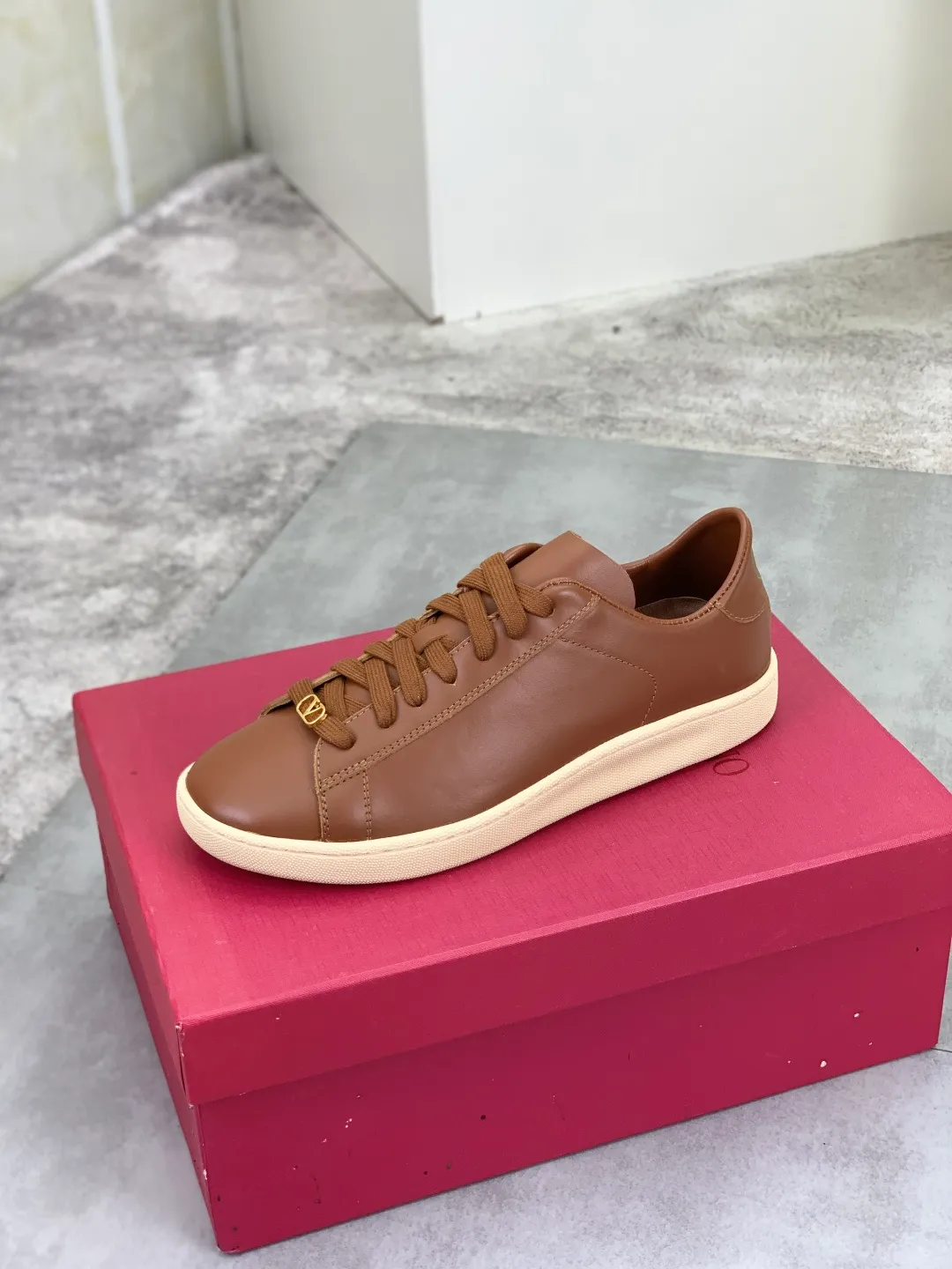 Men's men's shoes 💰P520 New style 💰 Top version Valentino Valentino 25/ Royco series Cherry 🍒Couple style Casual sneakers White shoes Original purchase and development Production Classic and timeless low-top sneakers outline a lazy silhouette, supplemented by low-key and restrained brand details, evolved into a must-have item in the wardrobe, comfortable and versatile!  ✔️Fabric: Original customized first-layer cowhide ✔️Inner lining: Imported breathable sheep lining ✔️Sole: Original molded anti-slip rubber material ✔️Size: 38-45